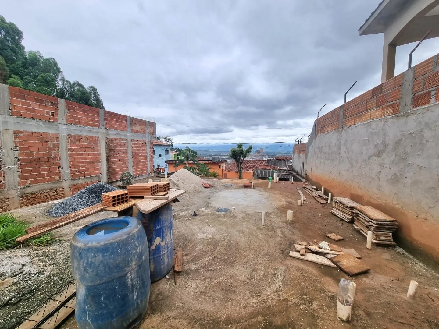 Imagem Terreno de 250m² à venda em Aparecida com projeto aprovado para 16 lofts modernos, ideal para uso residencial ou comercial, com vista incrível para a