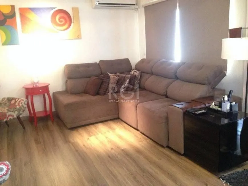 Imagem Casa para Venda - 130m², 3 dormitórios, sendo 2 suites, 6 vagas - Nonoai