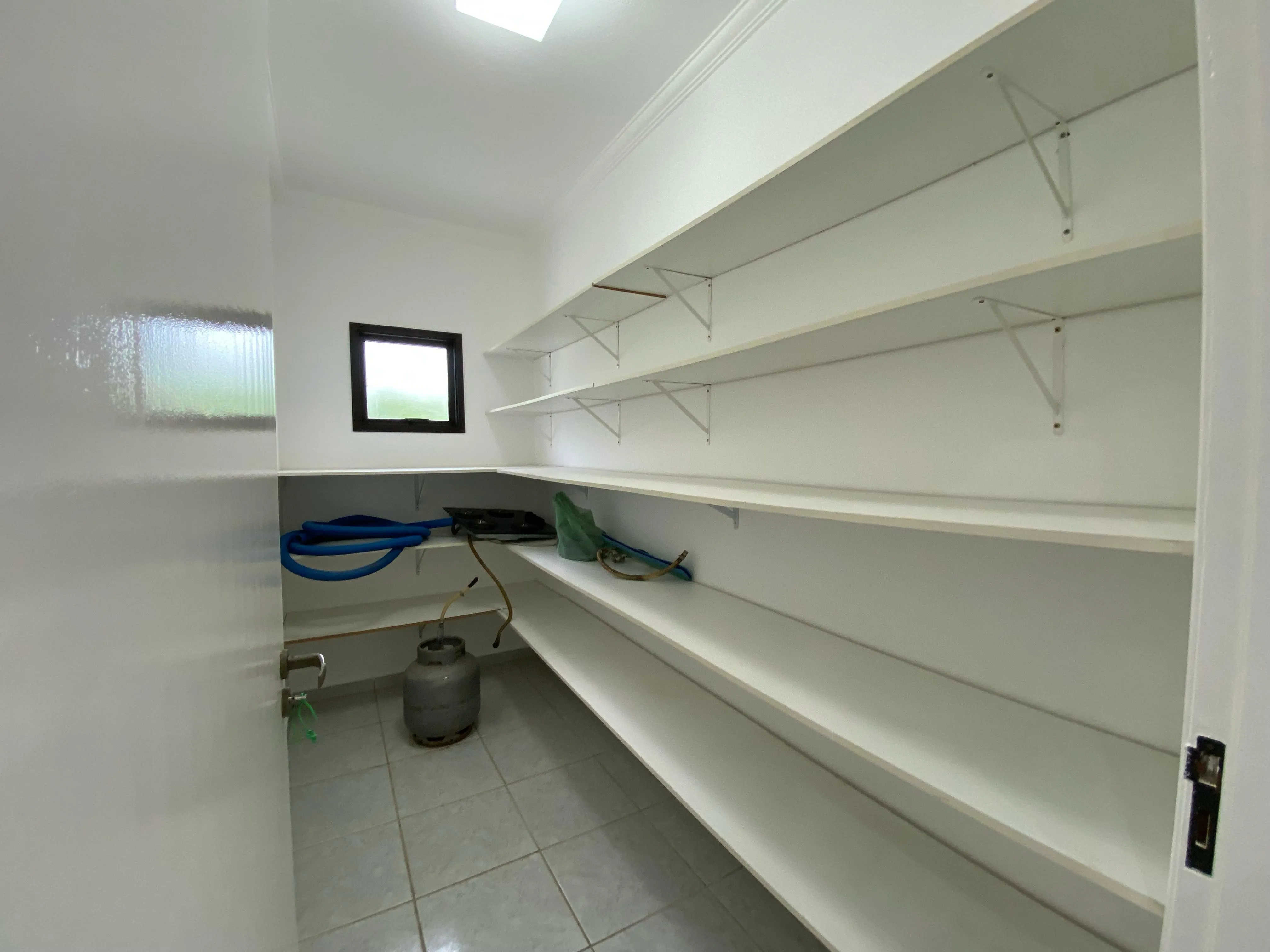Imagem Casa no Condomínio Portal do Sabiá - 380m² de Área Construída, 3 Suítes e Piscina