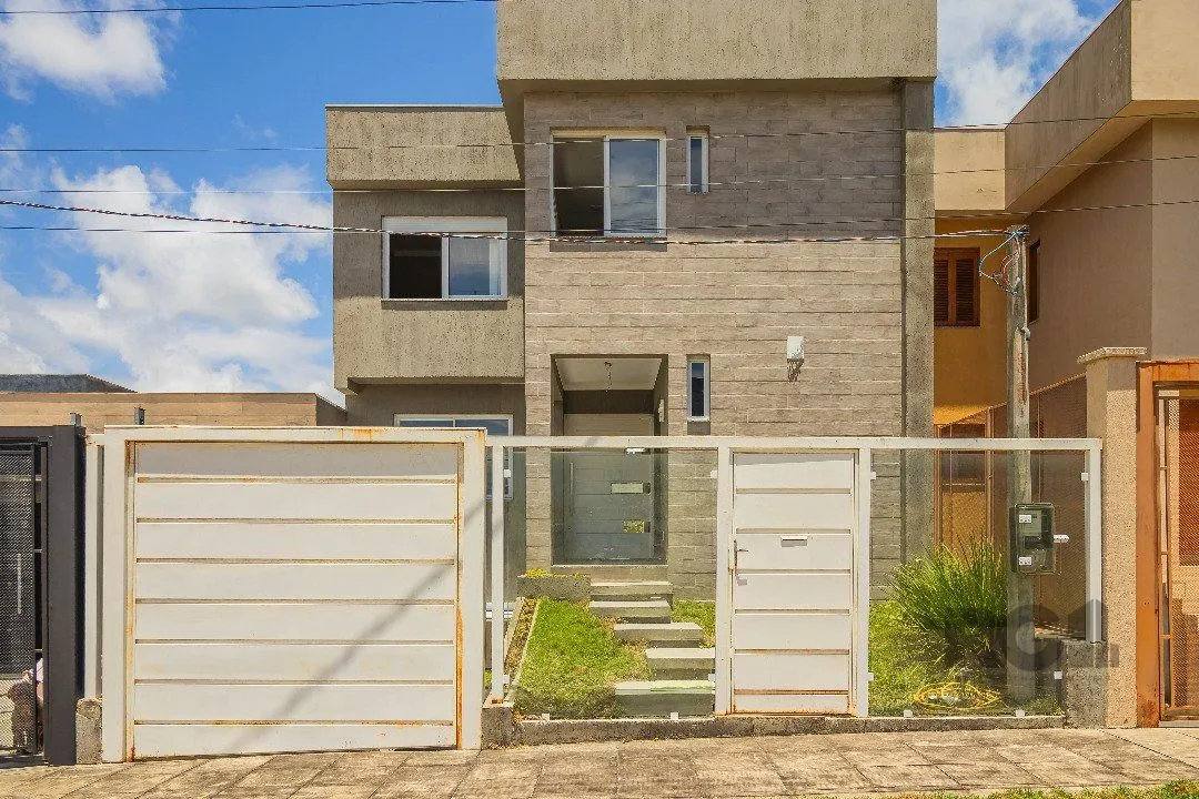 Imagem Sobrado, 185 metros quadrados privativo, com 3 quartos, 1 suíte, Living e cozinha integrados, lareira, churrasqueira, lavabo e 2 vagas de garagem. e 2 vagas de garagem