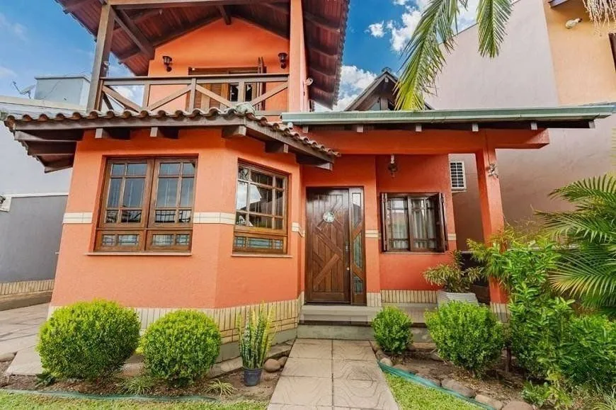 Imagem Excelente casa de 209m² com 3 dormitórios, piscina e 3 vagas de garagem.