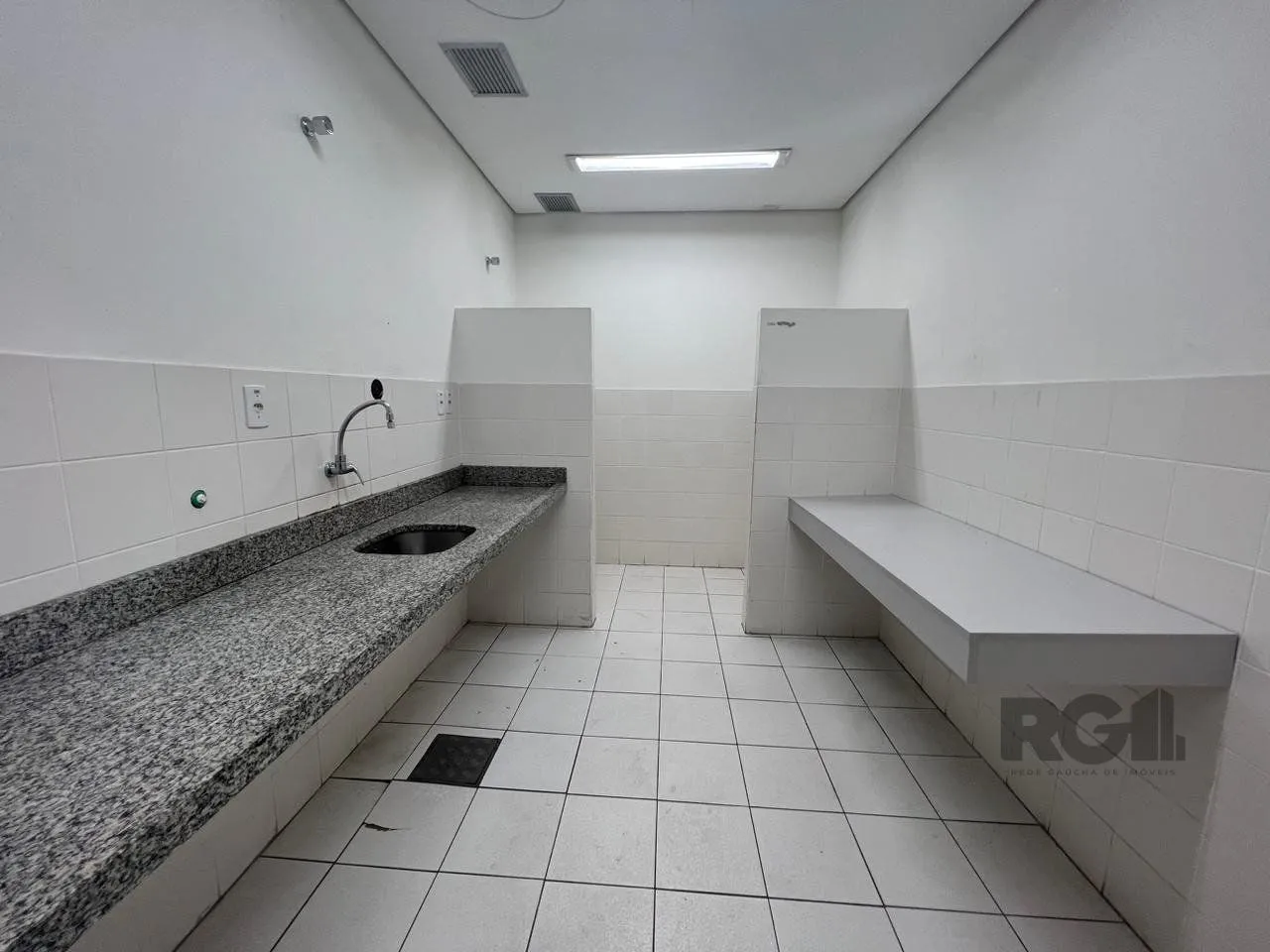Imagem Loja para Venda - 450m², 0 dormitórios, 1 vaga - Petrópolis