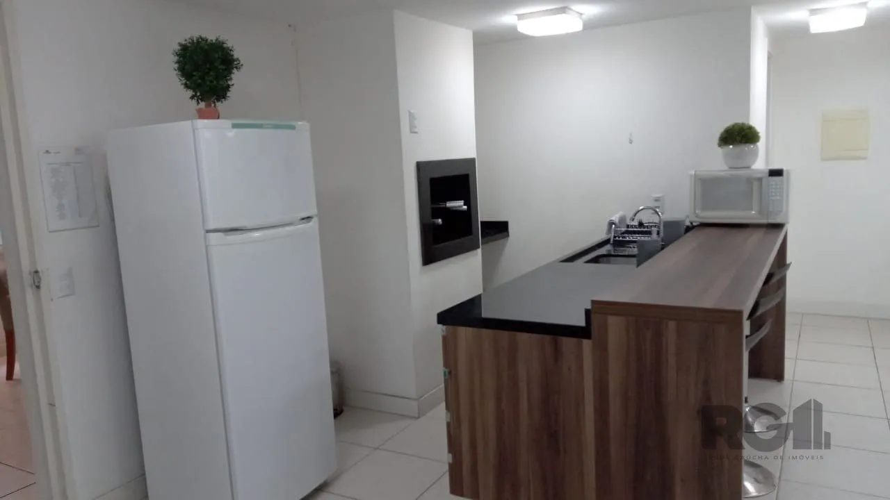 Imagem Apartamento com TERRAÇO, localizado num dos mais sofisticados bairros de Porto Alegre, bairro Rio Branco. Apartamento totalmente mobiliado.