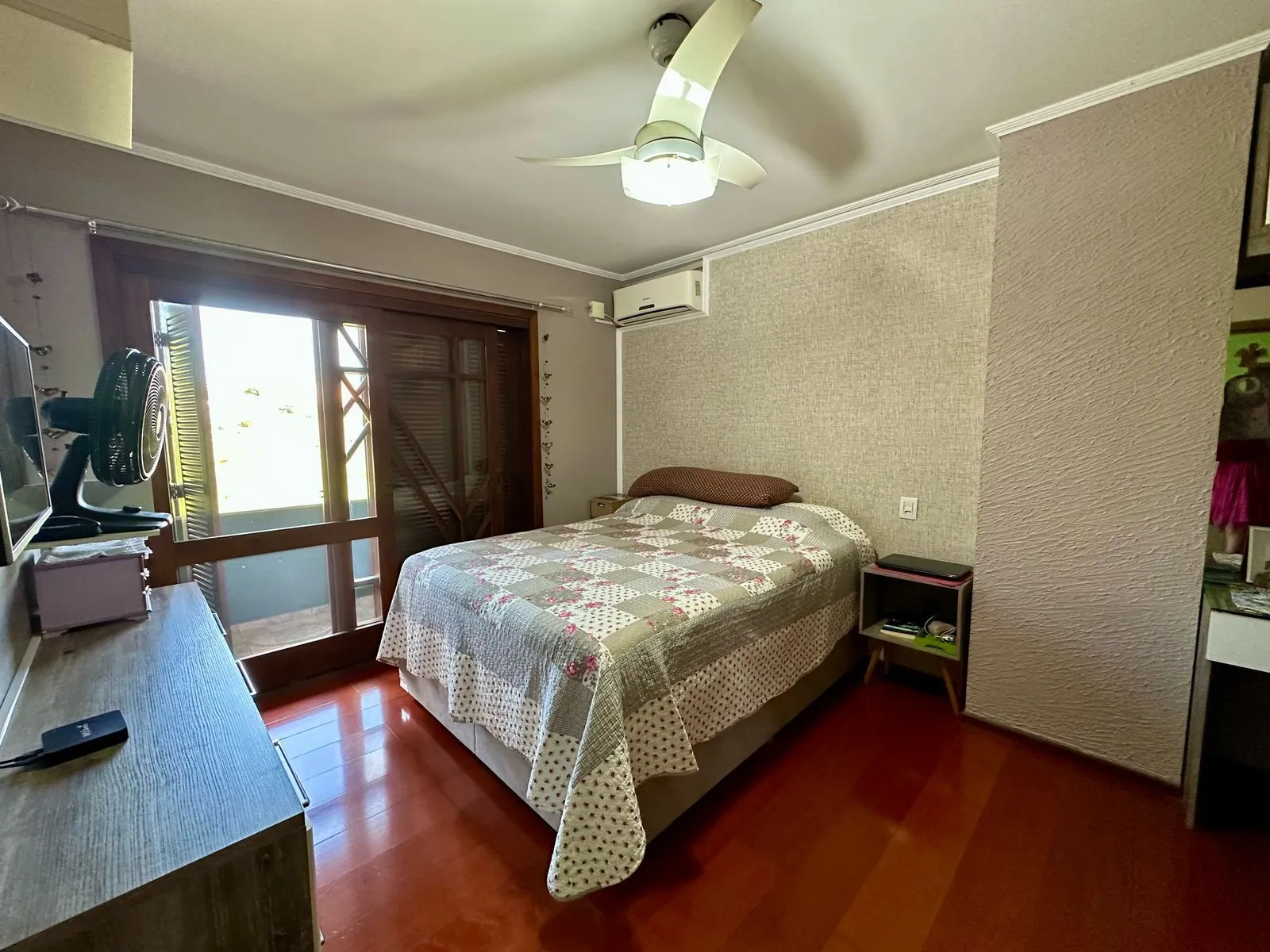 Imagem Sobrado 4 dormitórios, 256m2 no Nossa Sra. das Graças