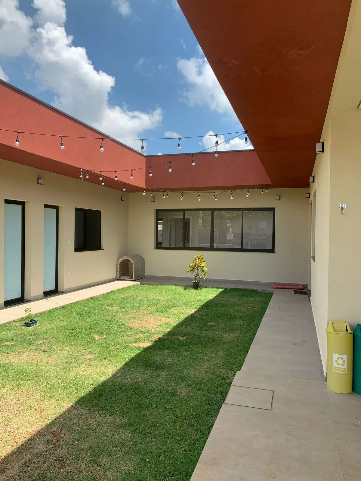 Imagem Casa em Condomínio de Luxo à Venda em Itupeva-SP, no Residencial Montes Claros: 6 quartos, 2 suítes, 5 banheiros, 2 vagas, 172 m².