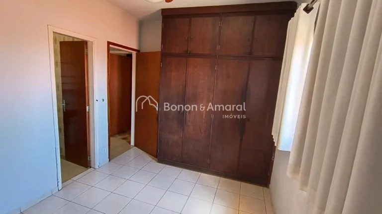 Imagem Casa espaçosa e muito bem localizada em Paulínia, de frente para uma agradável praça, proporcion...