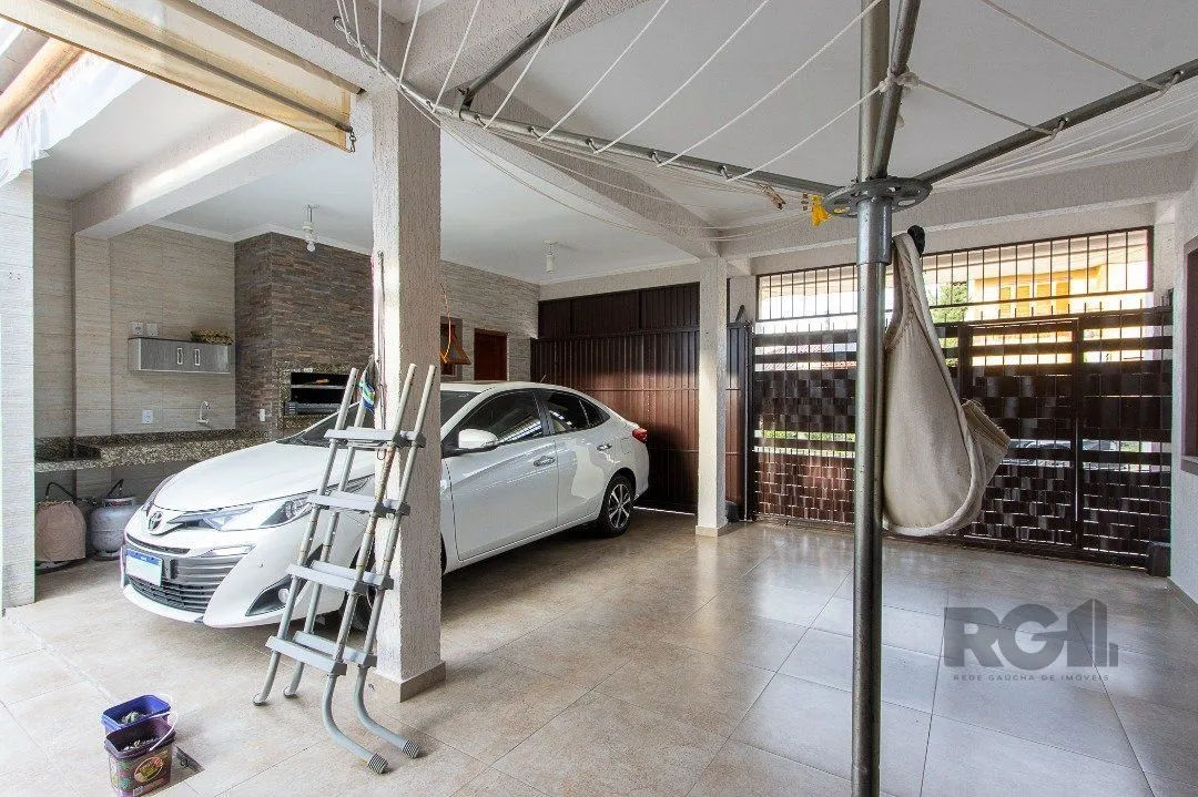 Imagem Casa para Venda com 3 dormitórios, sendo 1 suítes e 2 vagas no bairro Hípica