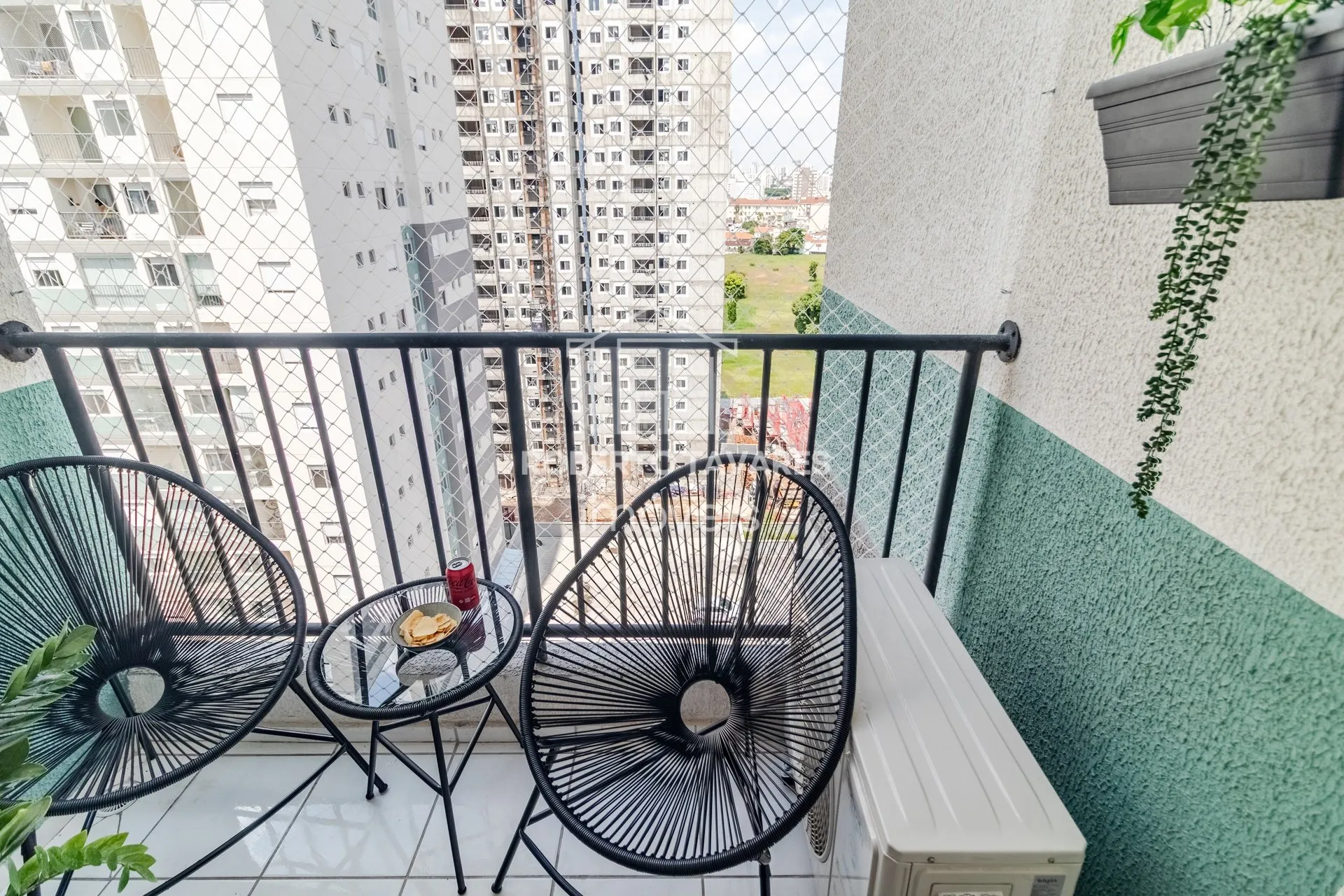 Imagem Apartamento totalmente mobiliado. VENDA DE PORTEIRA FECHADA - O imóvel conta com 2 quartos, sendo 1 suíte, além de uma vaga de garagem.