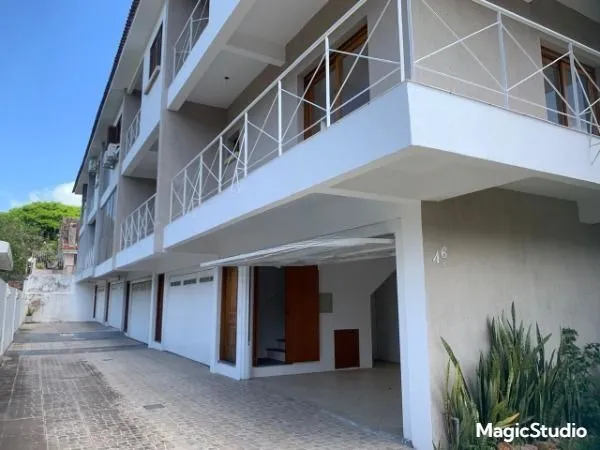 Imagem Casa de 3 Pavimentos com Sacadas, Lareira e Espaço Gourmet