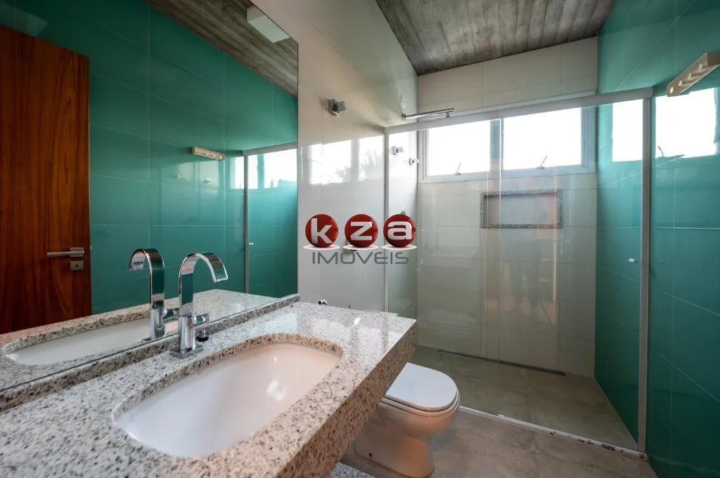 Imagem Imóvel de luxo à venda em São Sebastião-SP: Casa na Praia de Guaecá com 4 suítes, 3 salas, amplo gourmet e piscina, ao lado do mar.