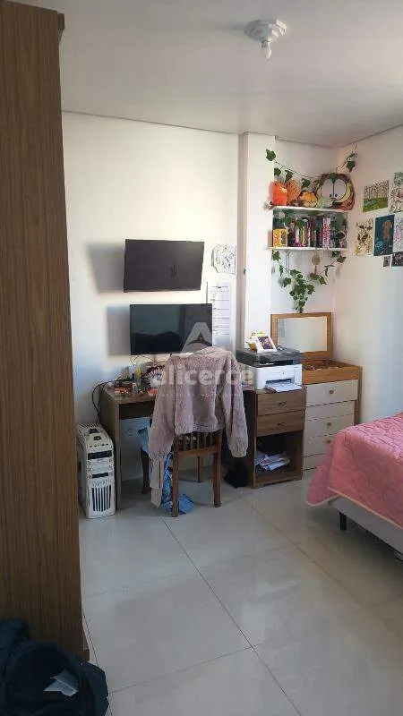 Imagem Apartamento semimobiliado com **03 dormitórios**, localizado em uma das regiões mais estratégicas do bairro Estreito.