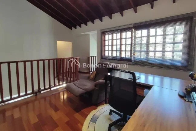 Imagem Localizada em Campinas, esta casa em condomínio oferece uma experiência única de conforto e conve...