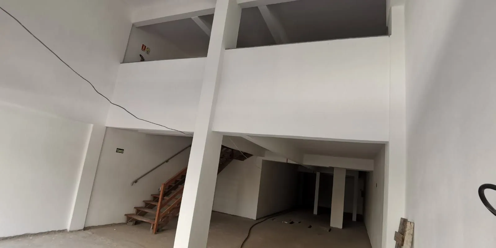 Imagem Vende loja ,com mezanino 180m², 2 banheiros