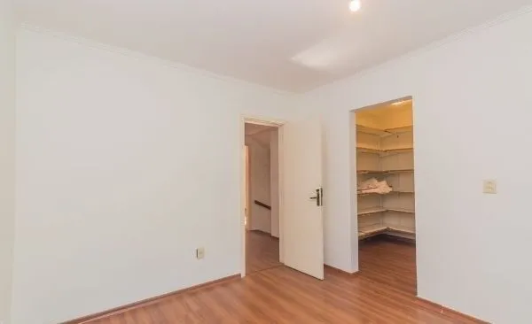 Imagem Casa em Condomínio em Ipanema de 3 dormitórios e 2 vagas DESOCUPADA