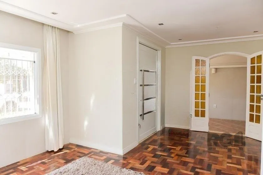 Imagem Casa de 197m² - 5 dormitórios, 3 vagas no bairro Rubem Berta