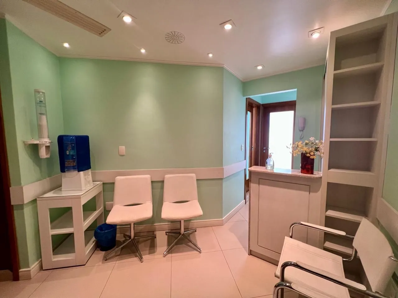 Imagem Clínica Odontológica mobiliada e equipada, 38 m2 com 2 vagas individuais na Av. Vinte e Quatro de Outubro