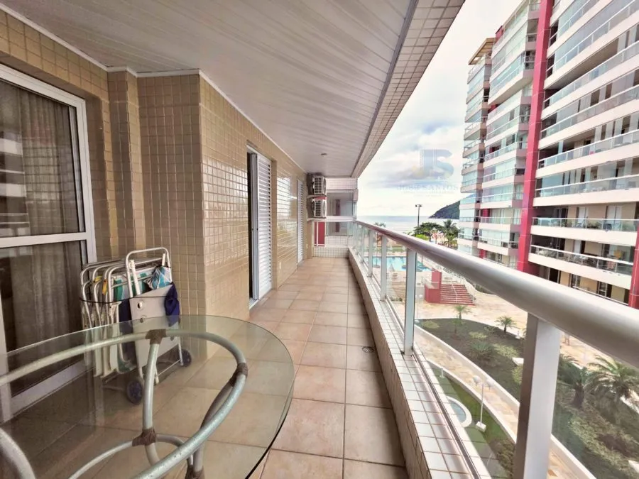 Imagem A VENDA SOFISTICAÇÃO E CONFORTO FRENTE AO MAR COM 90m² | 2 Dormitórios | 2 VAGAS DE GARAGEM COBERTAS + VARANDA GOURMET EQUIPADA.