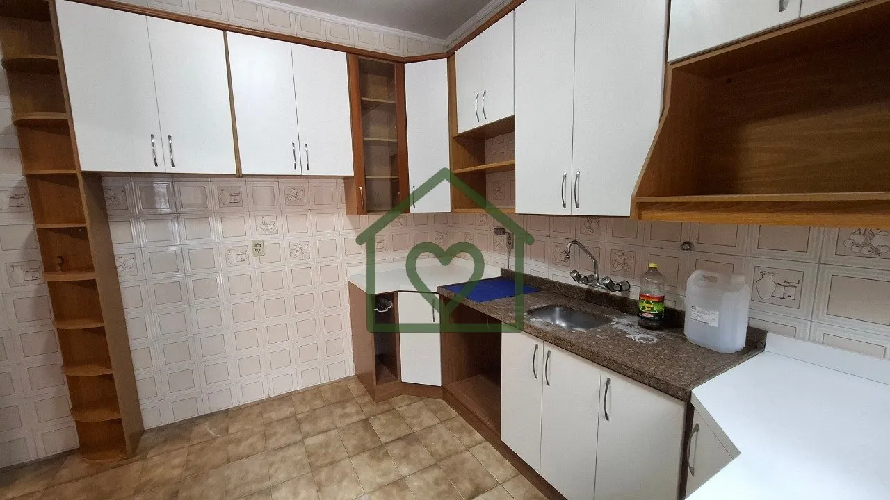 Imagem Casa 3 dormitórios sendo um suíte com sacada e garagem para dois carros. No andar inferior: Living...