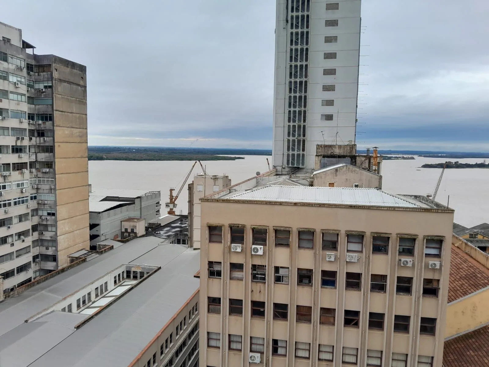 Imagem Salas com meio andar,para empresas ou órgãos públicos com 262,41m2 ,Centro