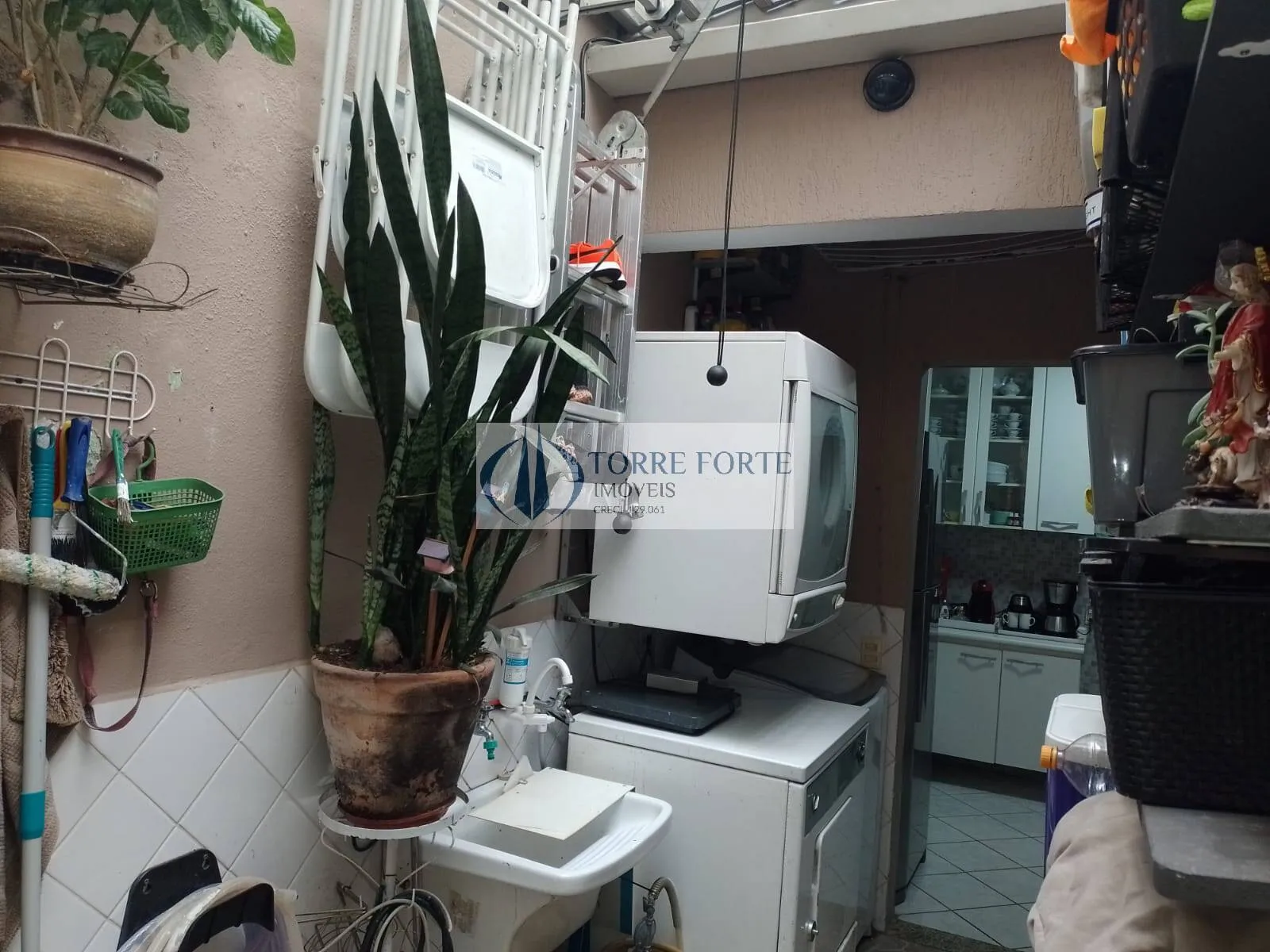 Imagem linda casa 3 dormitórios, com 2 vagas em ótima localização
