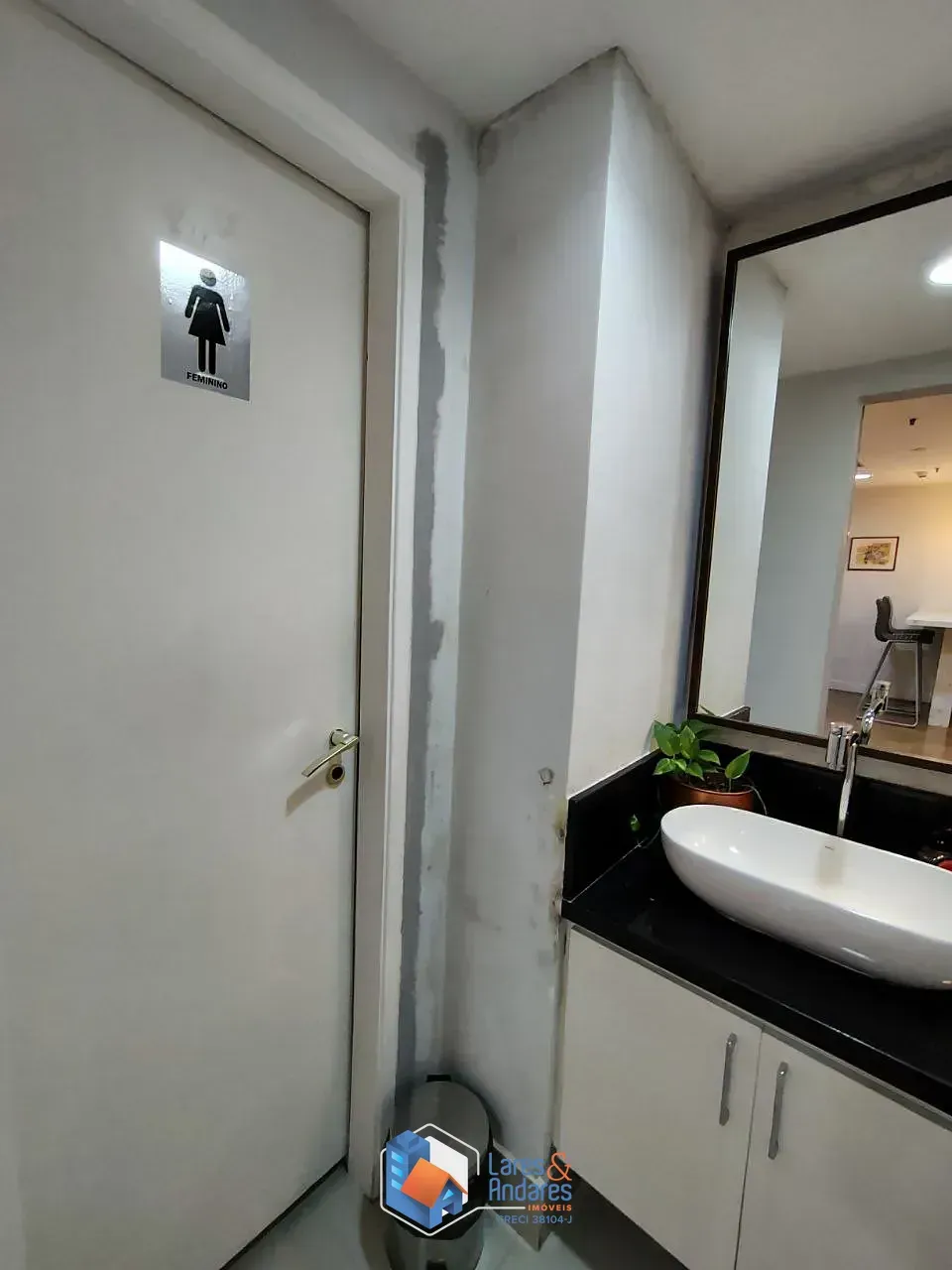 Imagem Conjunto comercial para venda em Cerqueira César, 88m²