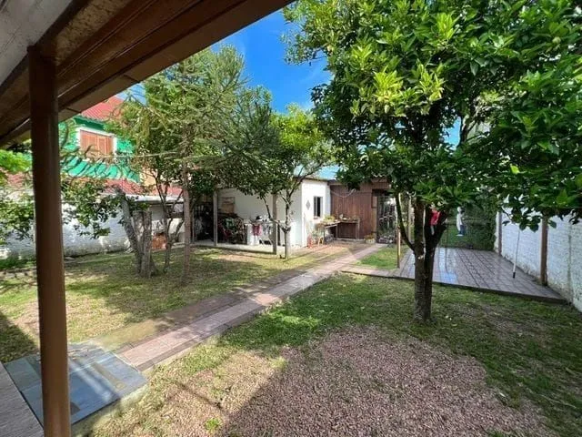 Imagem Terreno medindo 11 X 39,66 com 2 casas de alvenaria