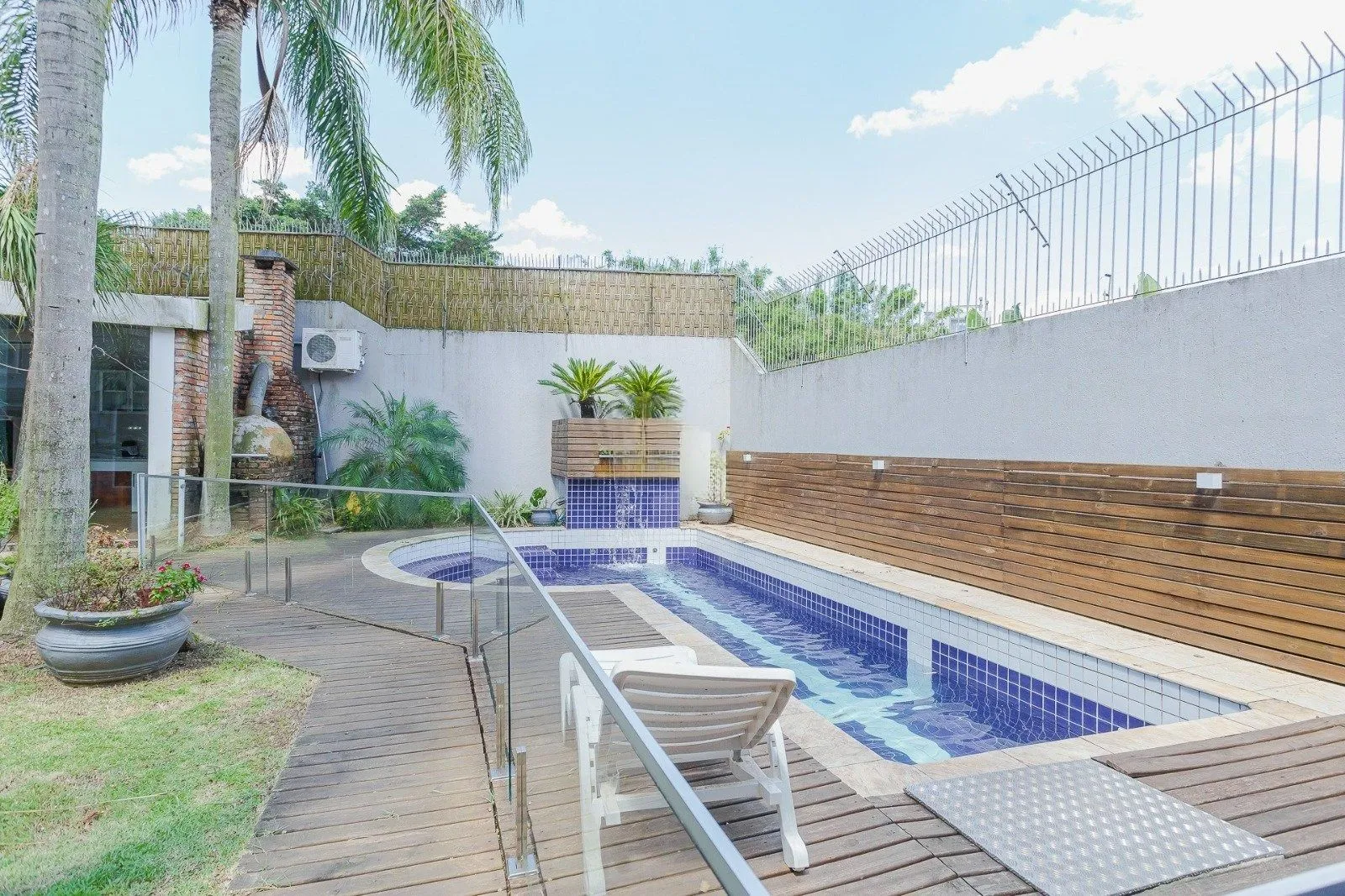 Imagem Casa Imponente com 5 Dormitórios (3 Suítes) no Bairro Chácara das Pedras