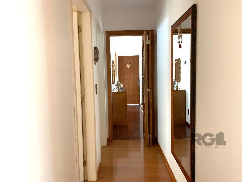 Imagem apartamento de 3 dormitórios , transformado em 2 com fácil reversão, Living para dois ambientes, com sacada fechada.