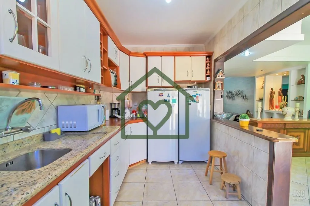 Imagem Casa, estilo sobrado, social integrado com lareira, jantar, cozinha com armários, pátio, pergolado...