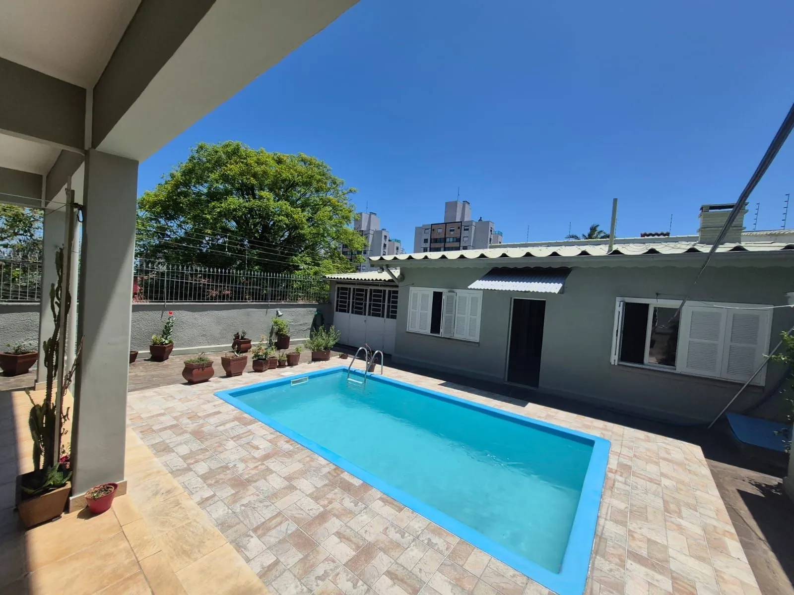 Imagem Casa 4 Dormitórios 1 suite 3 banheiros piscina e churasqueira