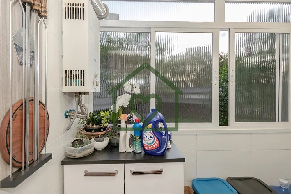 Imagem Descubra a oportunidade de residir em um magnífico apartamento reformado em Porto Alegre, situado n...