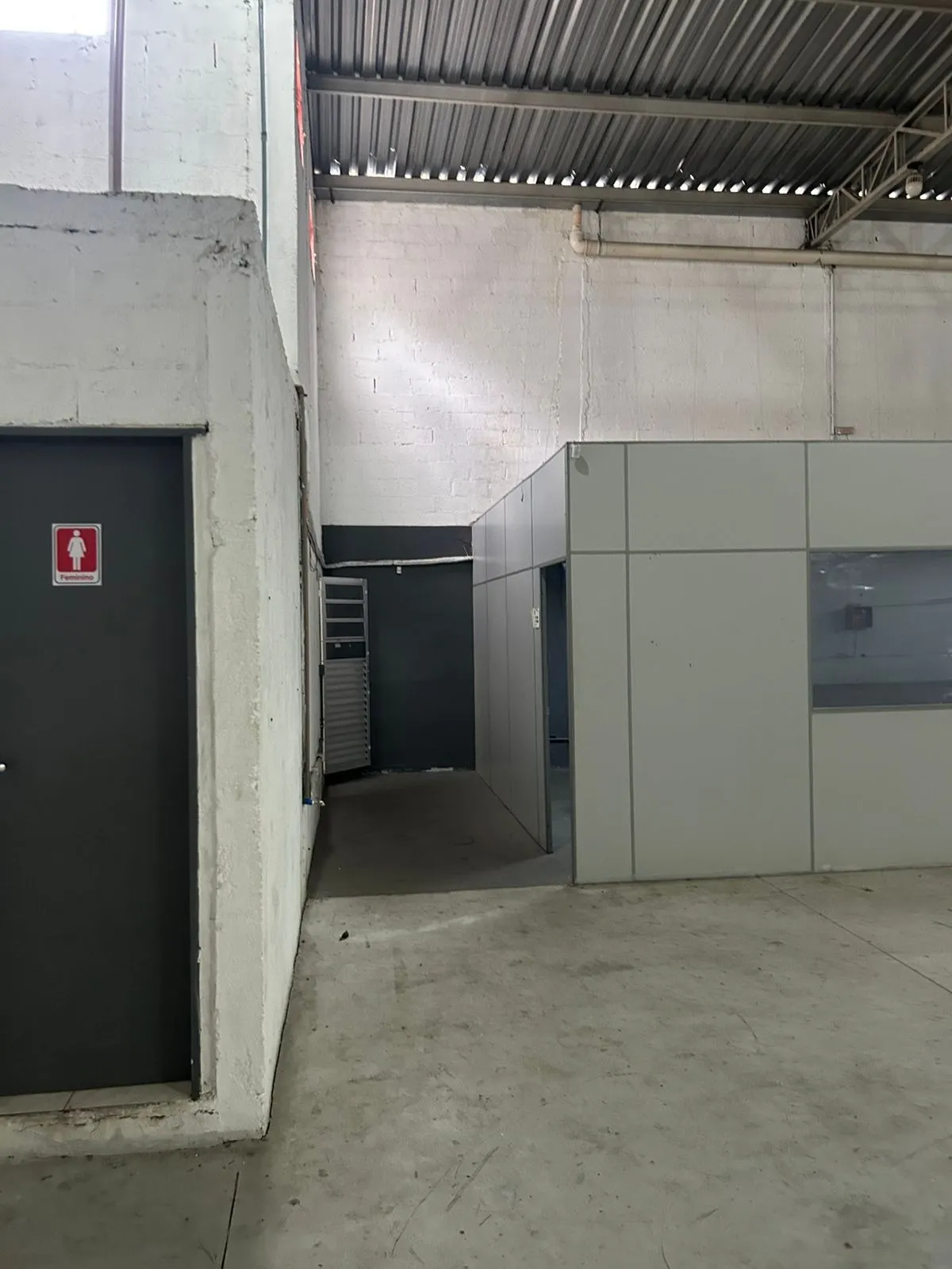 Imagem Galpão Industrial e Comercial de 825 m² em Taubaté - Acesso para Dutra