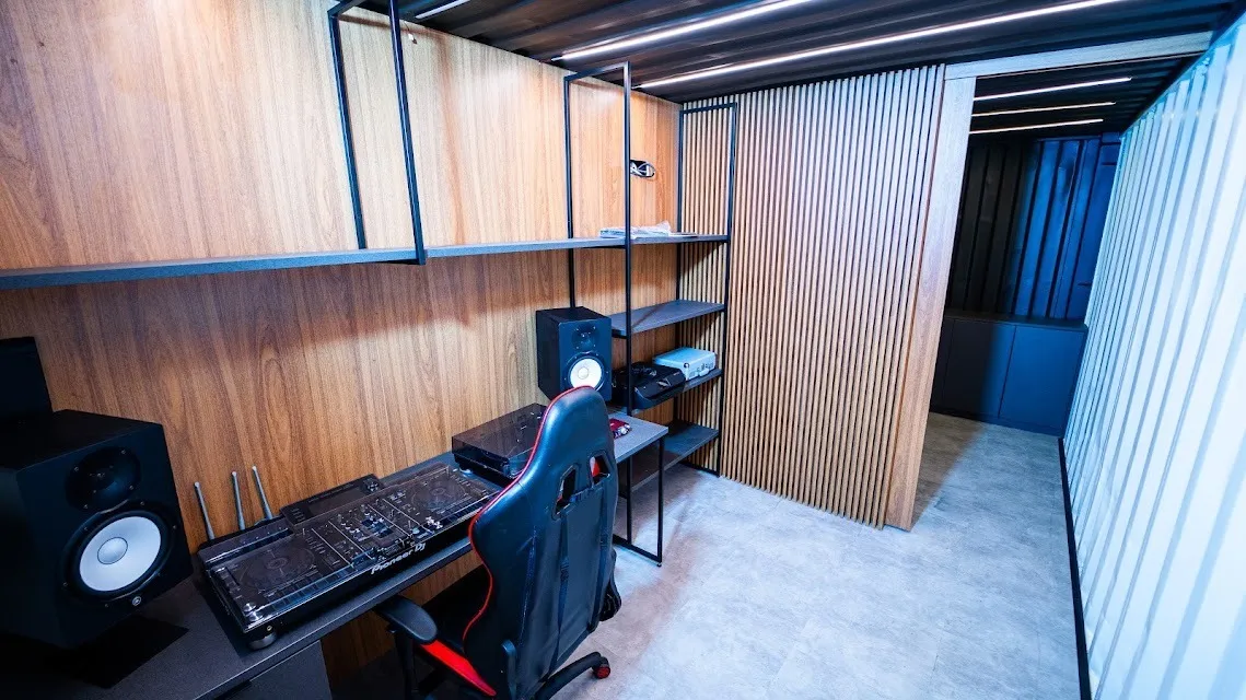 Imagem Casa de Alto Padrão à Venda no Condomínio Alphaville Nova Esplanada 2 - 3 Suítes, Elevador e Piscina com Hidro