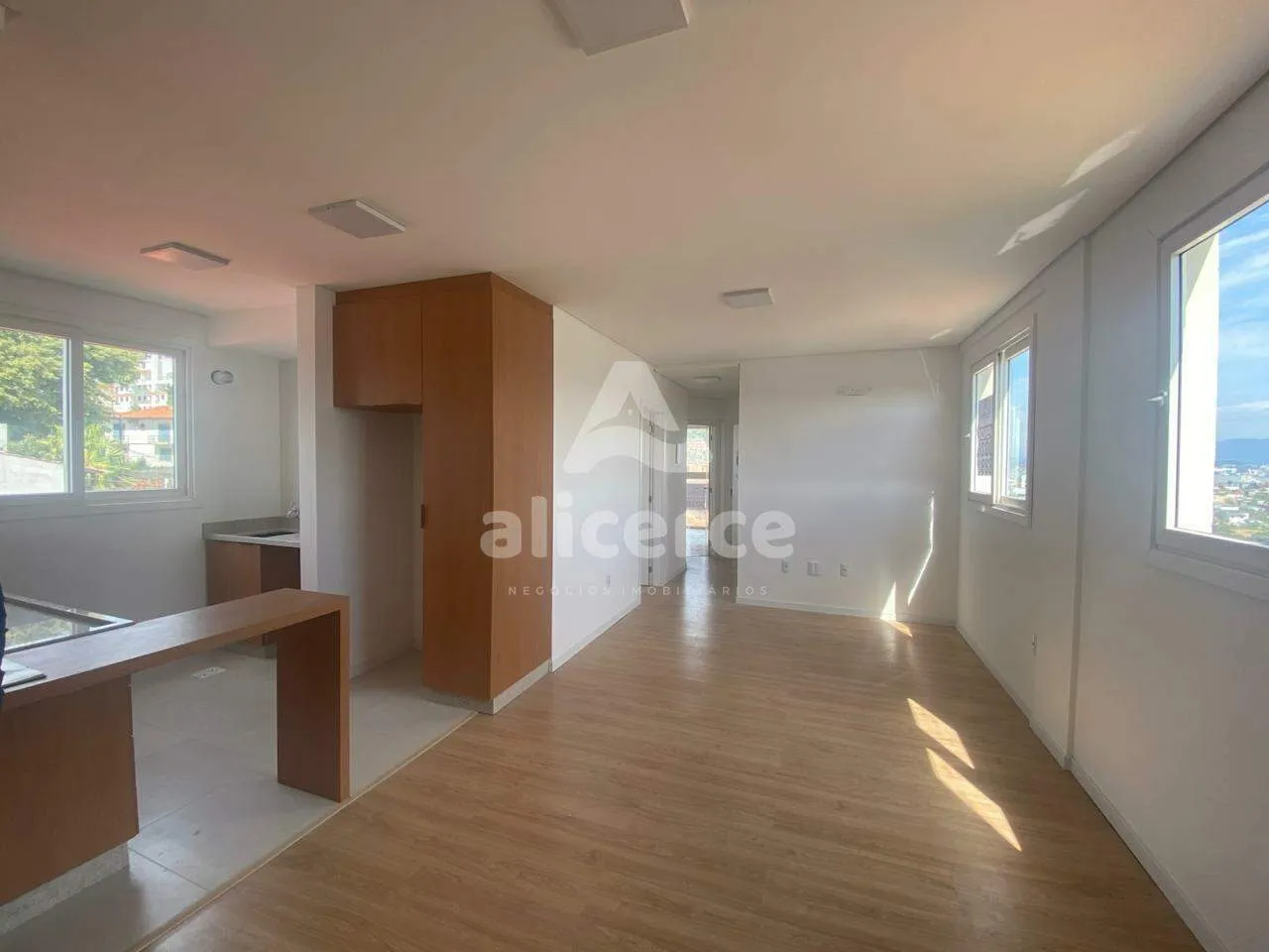 Imagem Apartamento para Locação em Coqueiros com 2 Dormitórios, 1 Suíte e Sol o Dia Todo