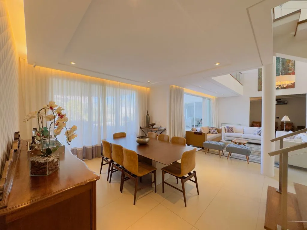 Imagem Casa de Luxo em Condomínio à Venda em Valinhos-SP, 4 Suítes, 3 Salas, 7 Banheiros, 4 Vagas de Garagem 460m²