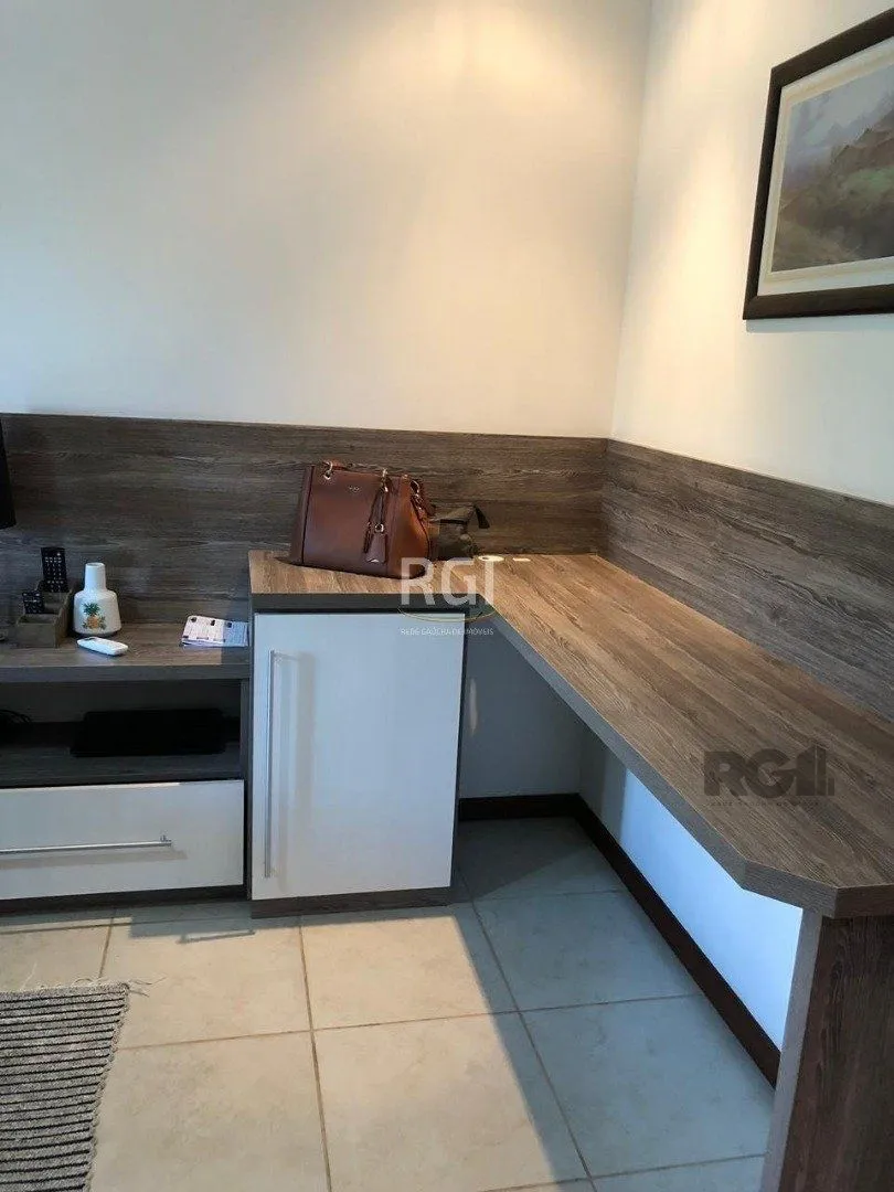 Imagem Casa residencial de 3 dormitórios sendo um uma suíte localizada no bairro Guarujá.