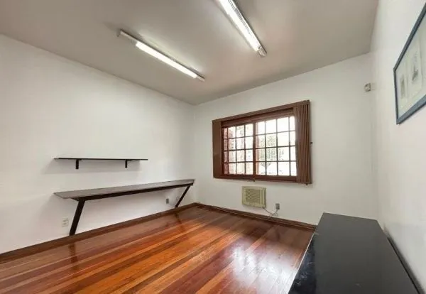 Imagem casa sobrado na Medianeira com 4 dormitórios