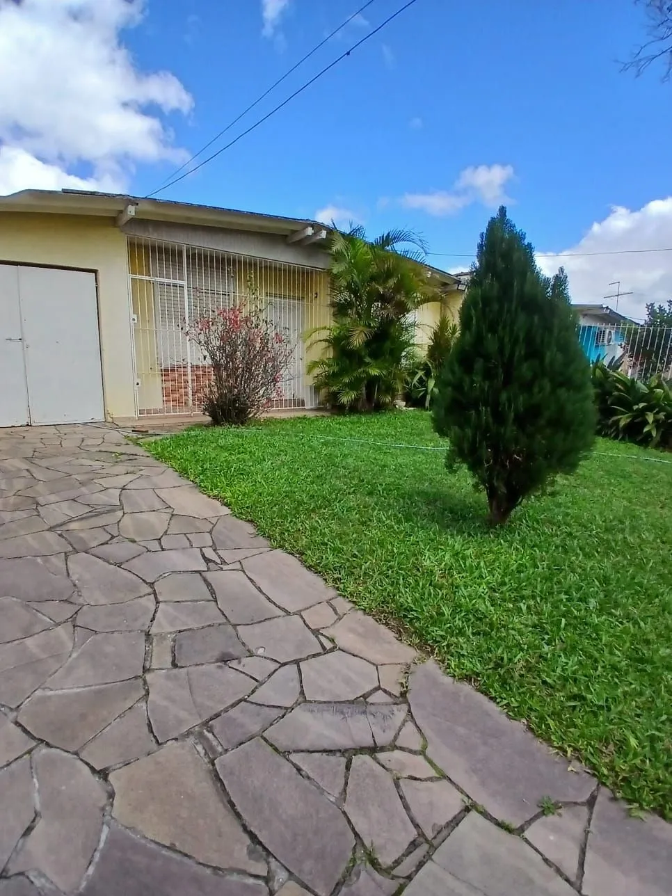 Imagem Ampla casa com patio no bairro Rubem Berta .