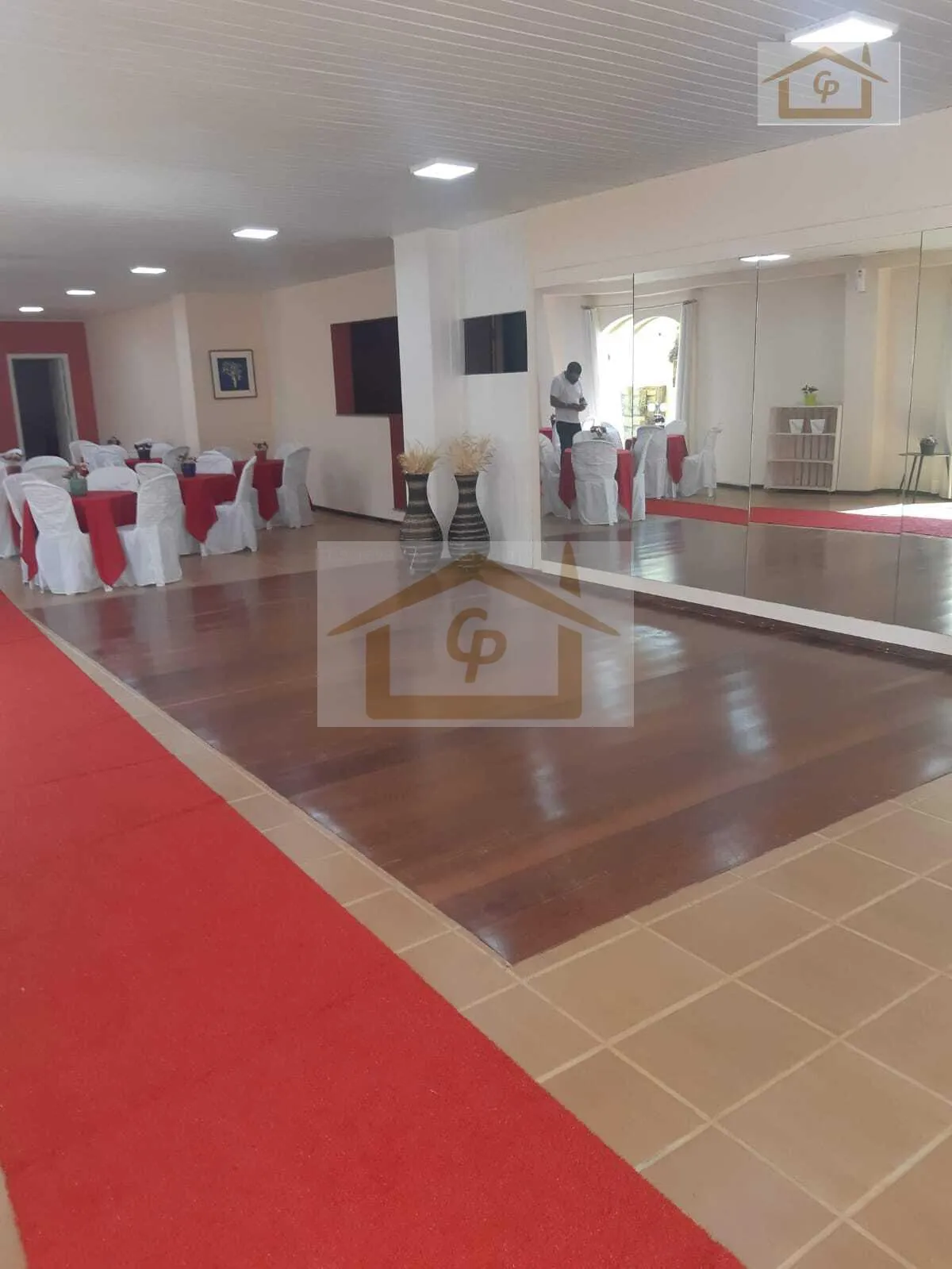 Imagem Lote de Esquina, são 299,50 metros, Piscinas, Spa e muito Mais!
