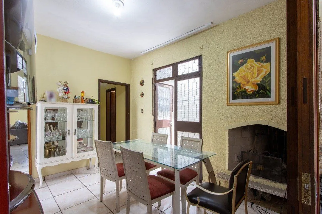 Imagem Casa térrea, 3 quartos, 2 banheiros, com pátio no Bairro Cavalhada
