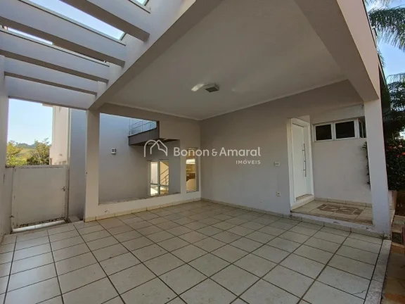 Imagem O imóvel conta com três dormitórios, sendo uma suíte, ampla sala para dois ambientes e garagem p...