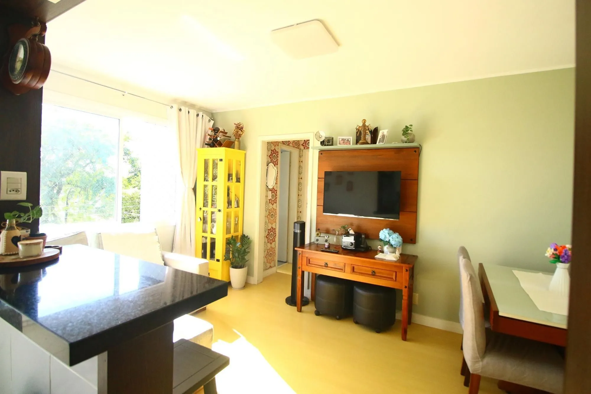 Imagem Apartamento Semi Mobiliado com Vista para Praça na Medianeira - 2 Dormitórios e Excelente Localização!
