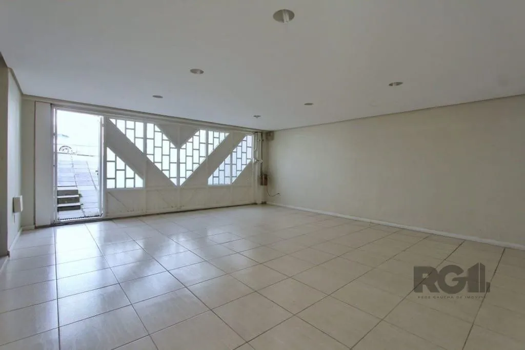 Imagem Excelente casa de 324m² com 4 dormitórios e 2 vagas.