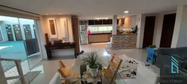 Imagem Sobrado com edícula, 05 quartos sendo duas suítes à venda no Atuba, divisa com Tingui, próximo ao Bacacheri em Curitiba PR