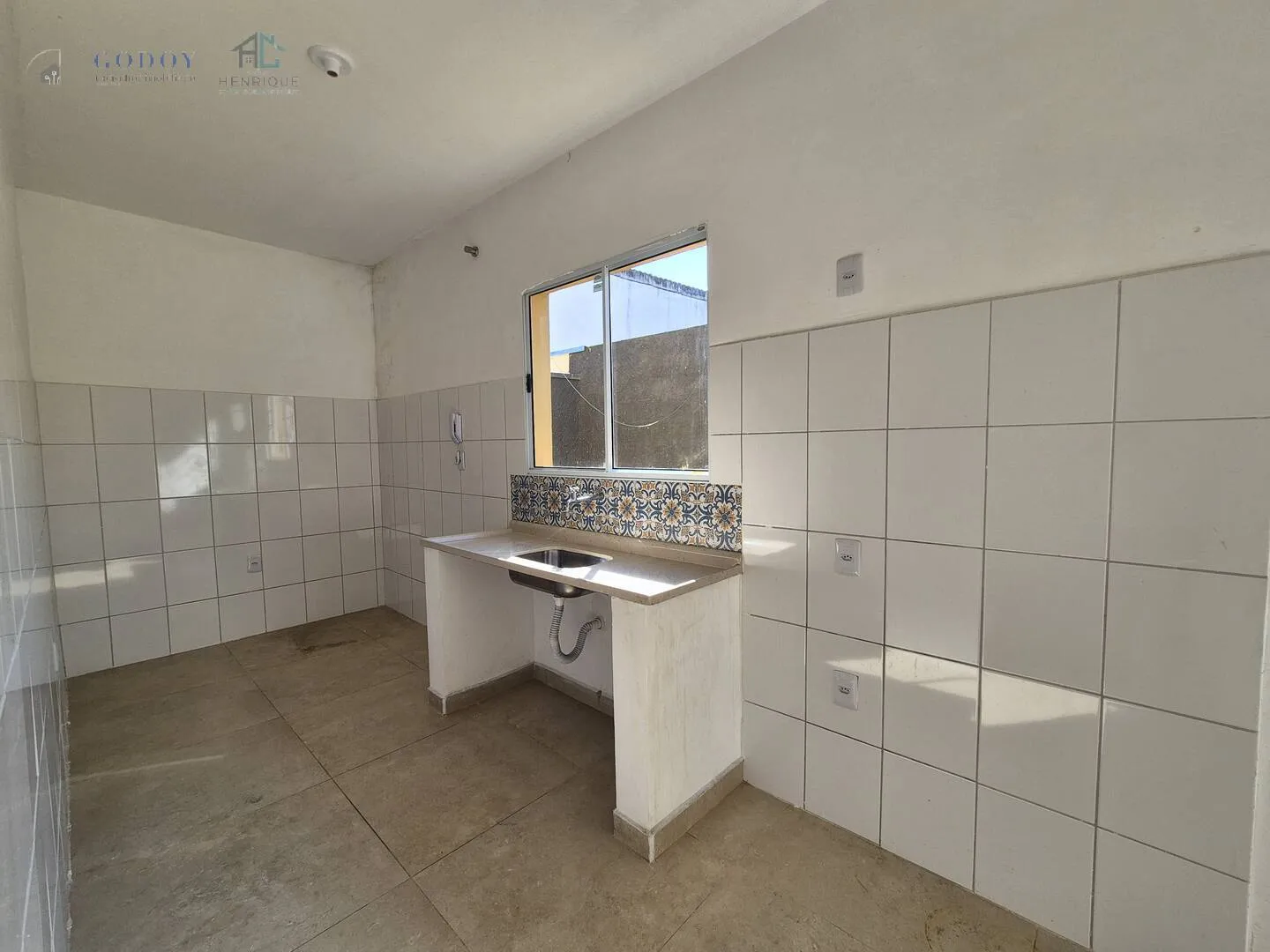 Imagem Casa em Condomínio Fechado com Suíte, Quintal e Garagem Coberta