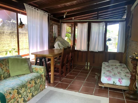 Imagem Oportunidade única: Casa dos sonhos em Garopaba com edícula e jardim exuberante!