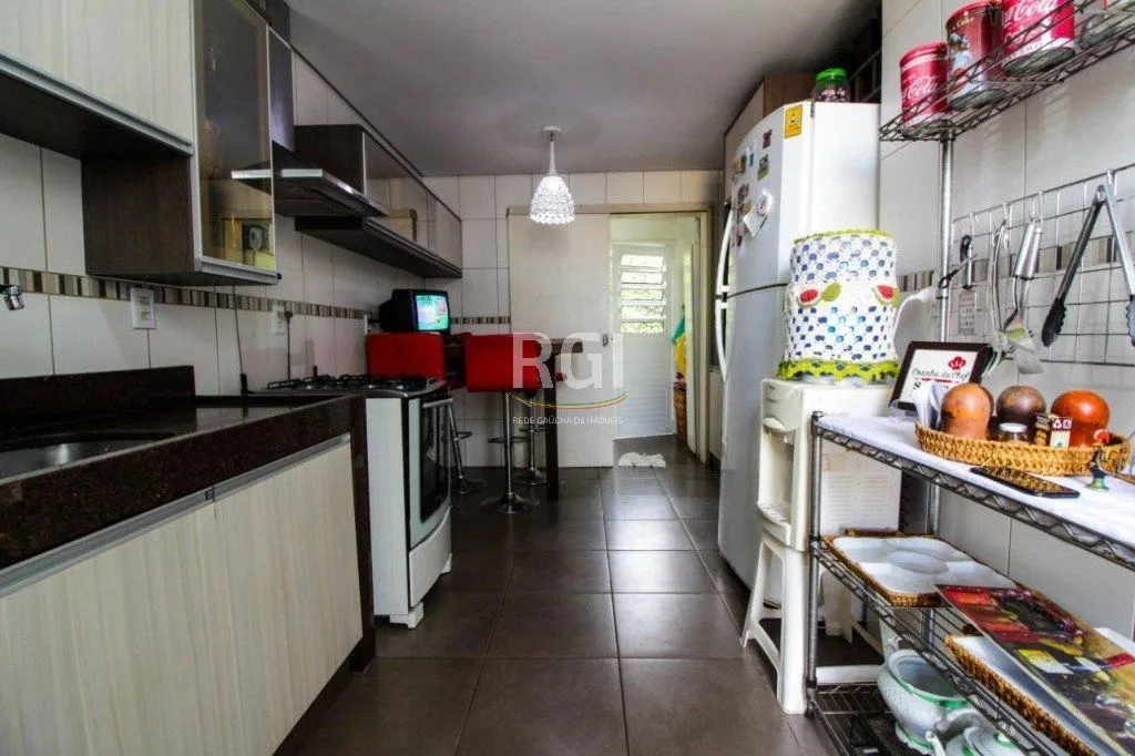 Imagem Casa para Venda - 300m², 3 dormitórios, sendo 1 suites, 4 vagas - Teresópolis