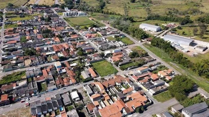 Imagem Terrenos Planos à Venda no Bairro Jardim Regina, Próximos à Rodovia Presidente Dutra, Com Excelente Localização e Documentação Regularizada
