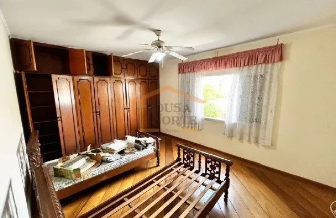 Imagem Casa espaçosa com 200 m² de área construída, composta por 4 dormitórios, sendo 2 suítes, e 4 b...