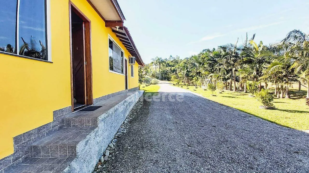 Imagem Sítio à Venda - 3 Dormitórios I Piscina I Churrasqueira I 4.500,00m² I em Três Riachos - Biguaçu/SC